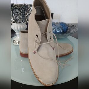Tommy Hilfiger mens shoes boots color beige. Sz 9